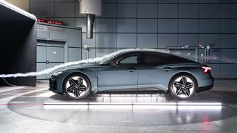 Audi RS e-tron GT in de wind tunnel.